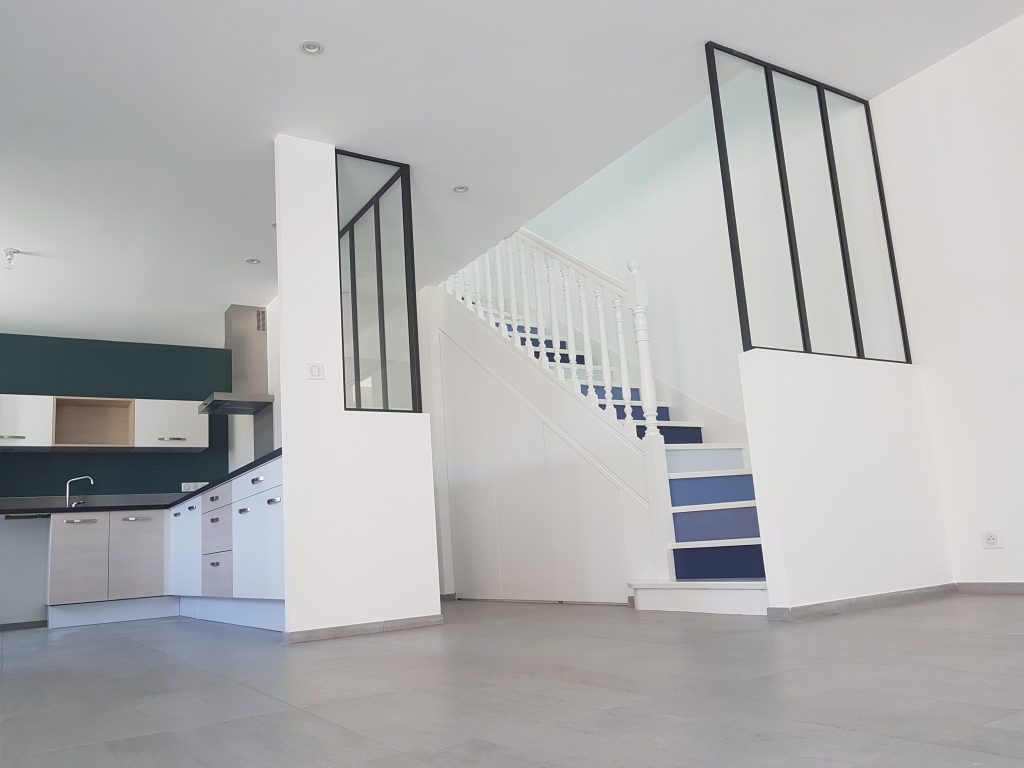 verrière cuisine et escalier bleu et blanc